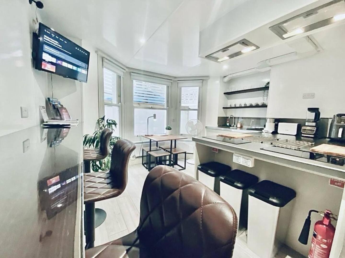 12 Luxury Living Chic Steps From Appartement Hove